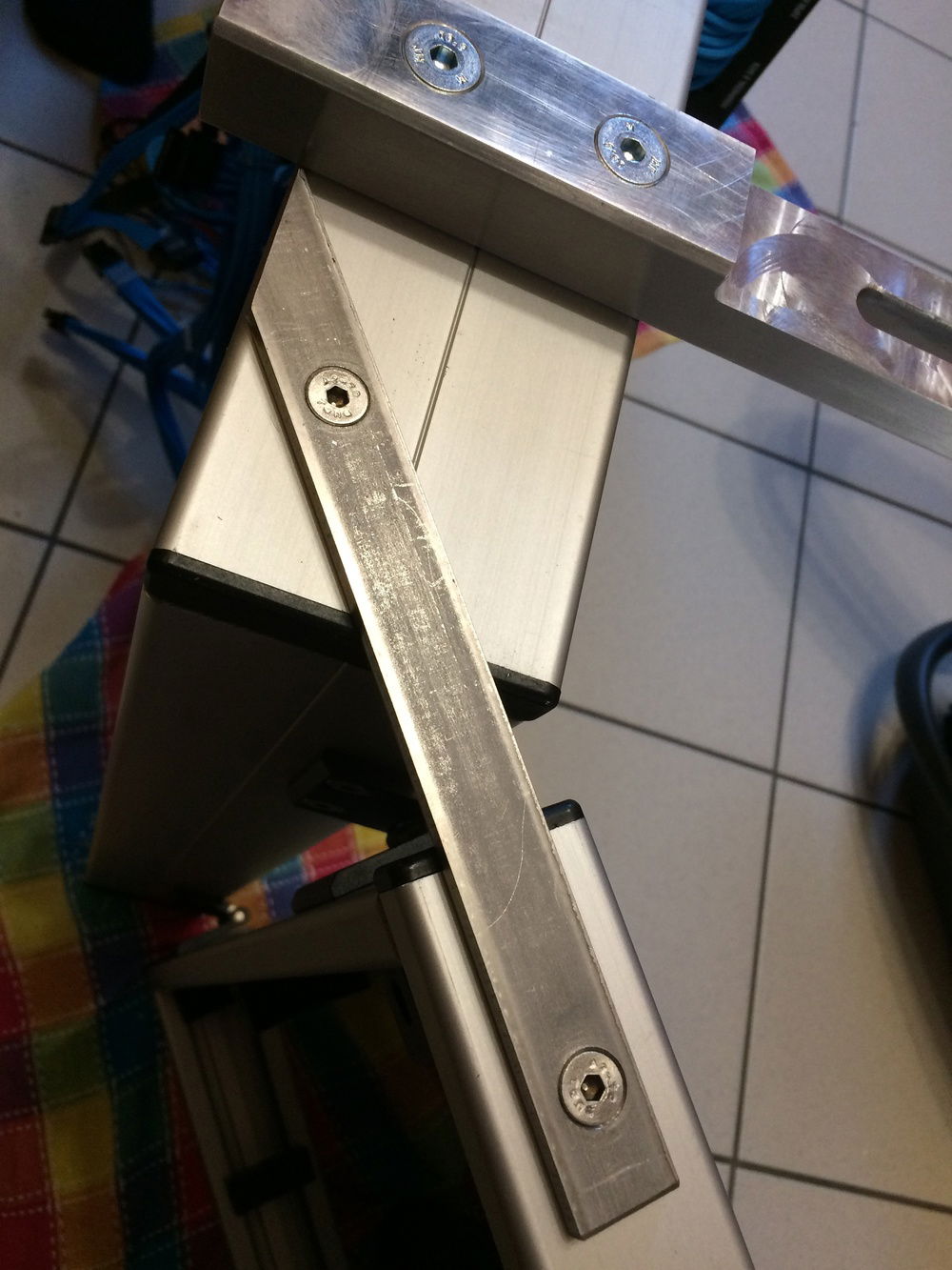 The "doors" on the sides shouldn't move (stay at 35 degrees).