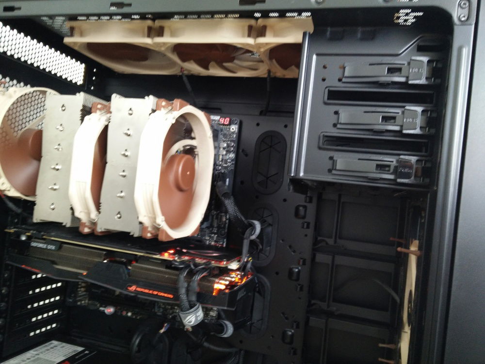 Close up of all Noctua fans