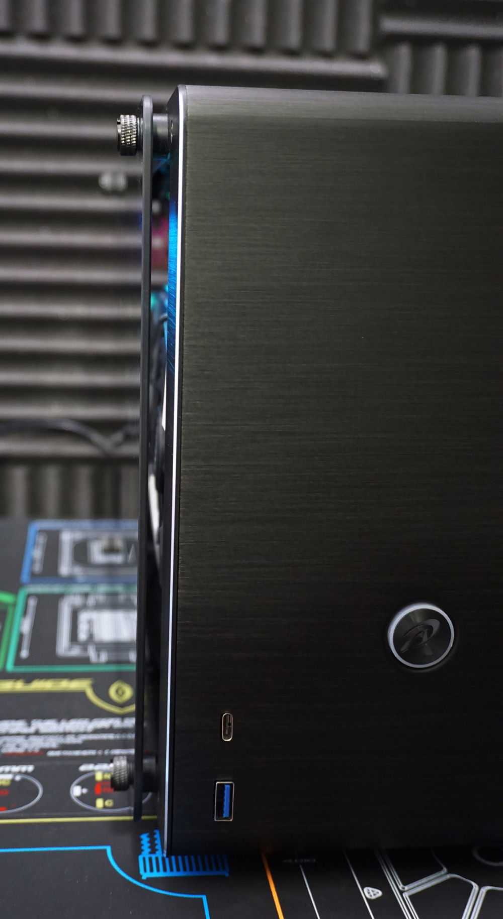 Not enough spacing on the side panels for good airflow.