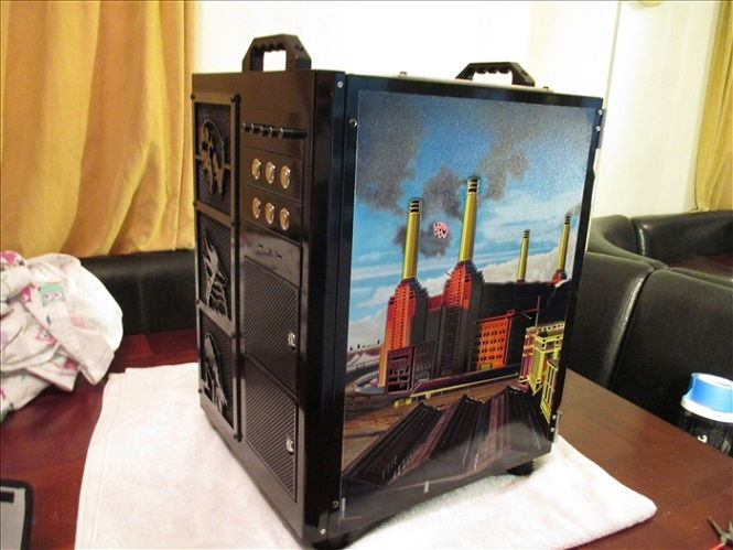 Angle Pic of Pink Floyd Animals computer