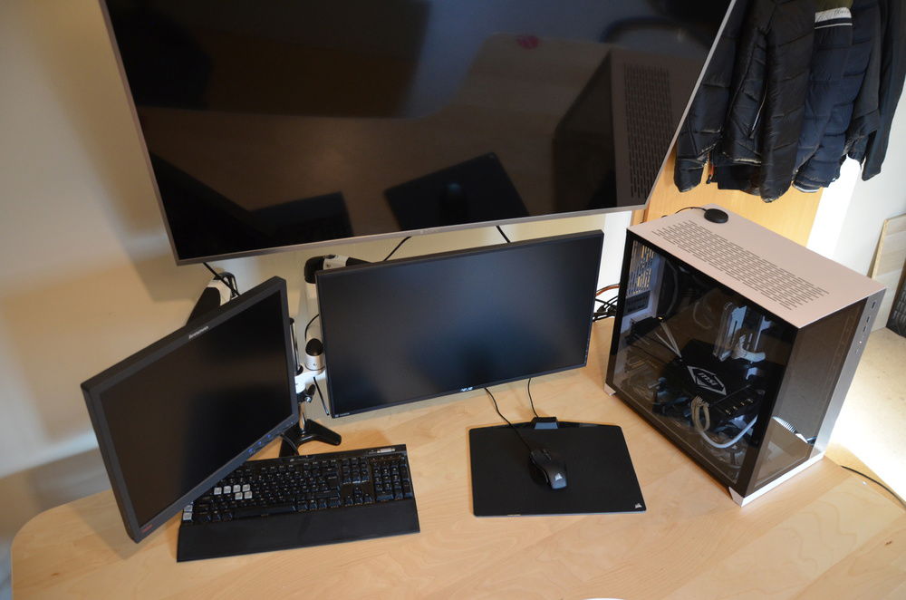 The desk mount is called Perlegear Dual Gas Spring on Amazon. (ModelNr.: PGDSK1)