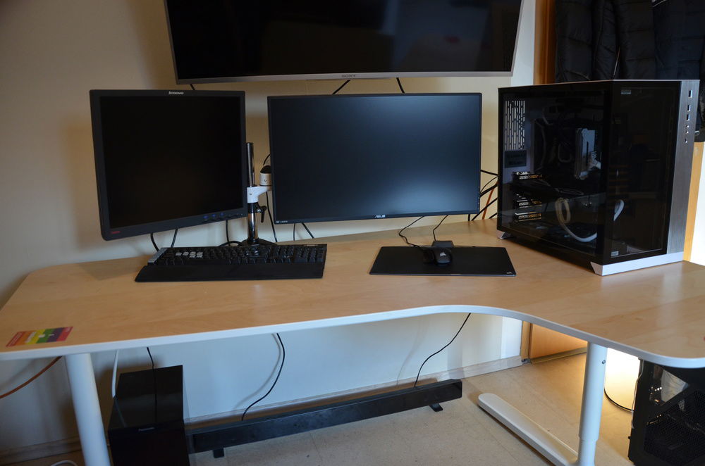 Although it's not quite perfect yet, I'm pretty proud of my cable management. (Could be that this is only due to the fact that it looked just awful before ^^')