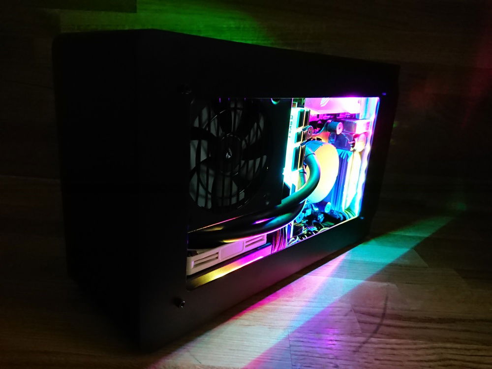 The 60cm Adressable RGB Stripe from Bitfenix adds a nice touch.