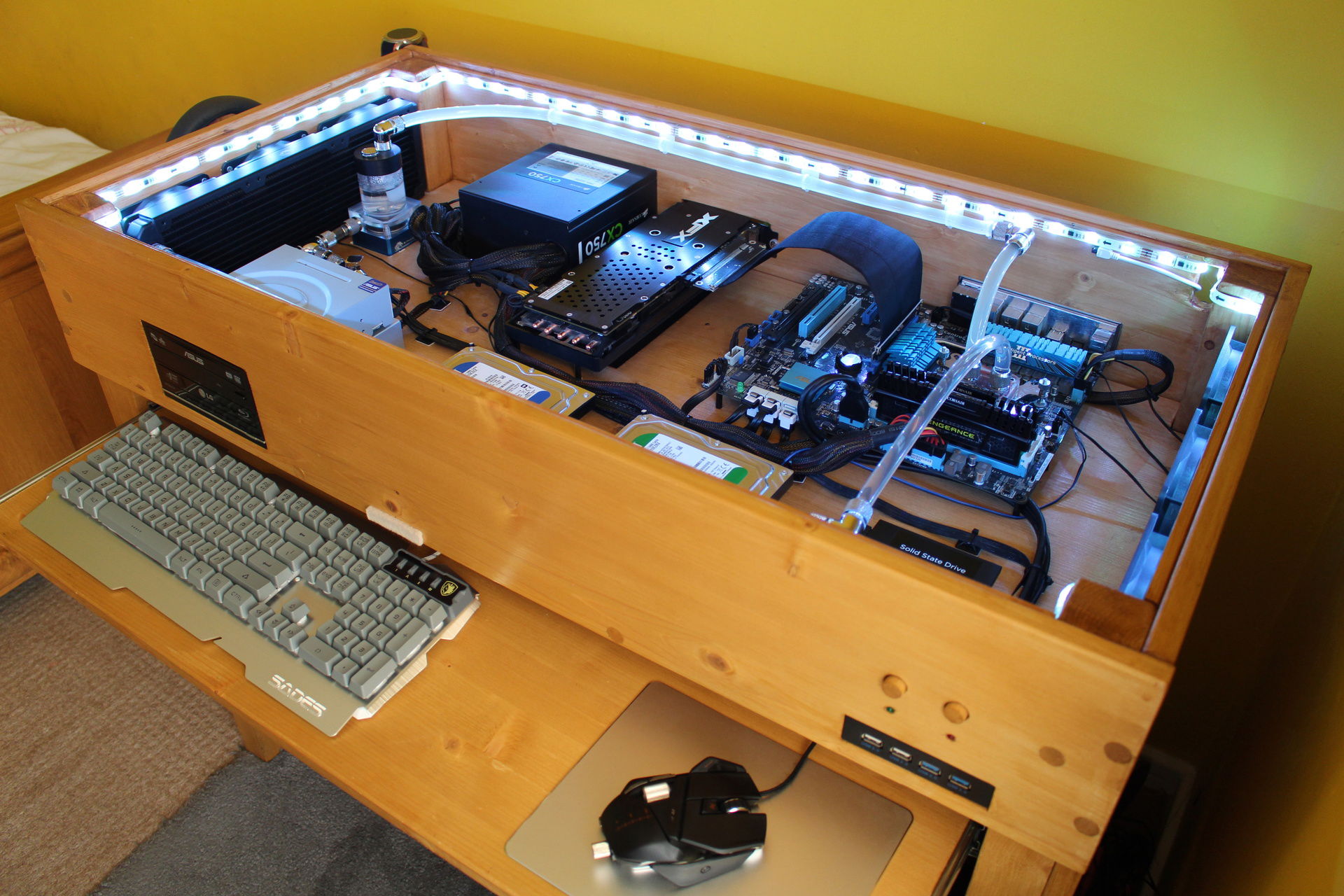 Hand-crafted PC-desk build. » builds.gg