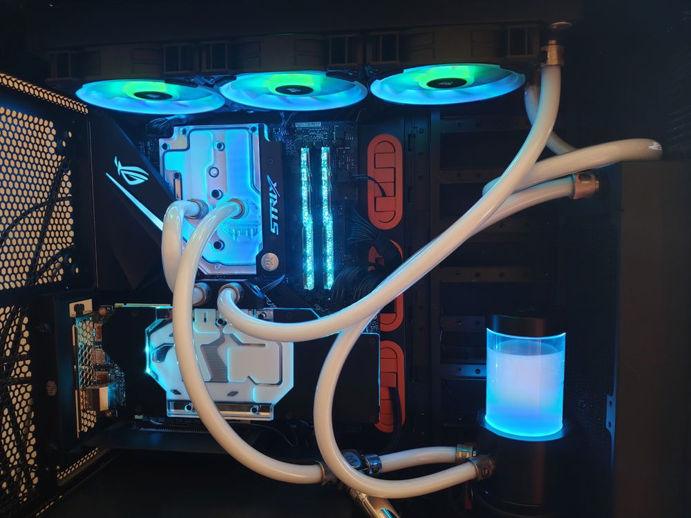 there are still bubbles in the GPU block.
When the disappier i will fill up the reservoir.