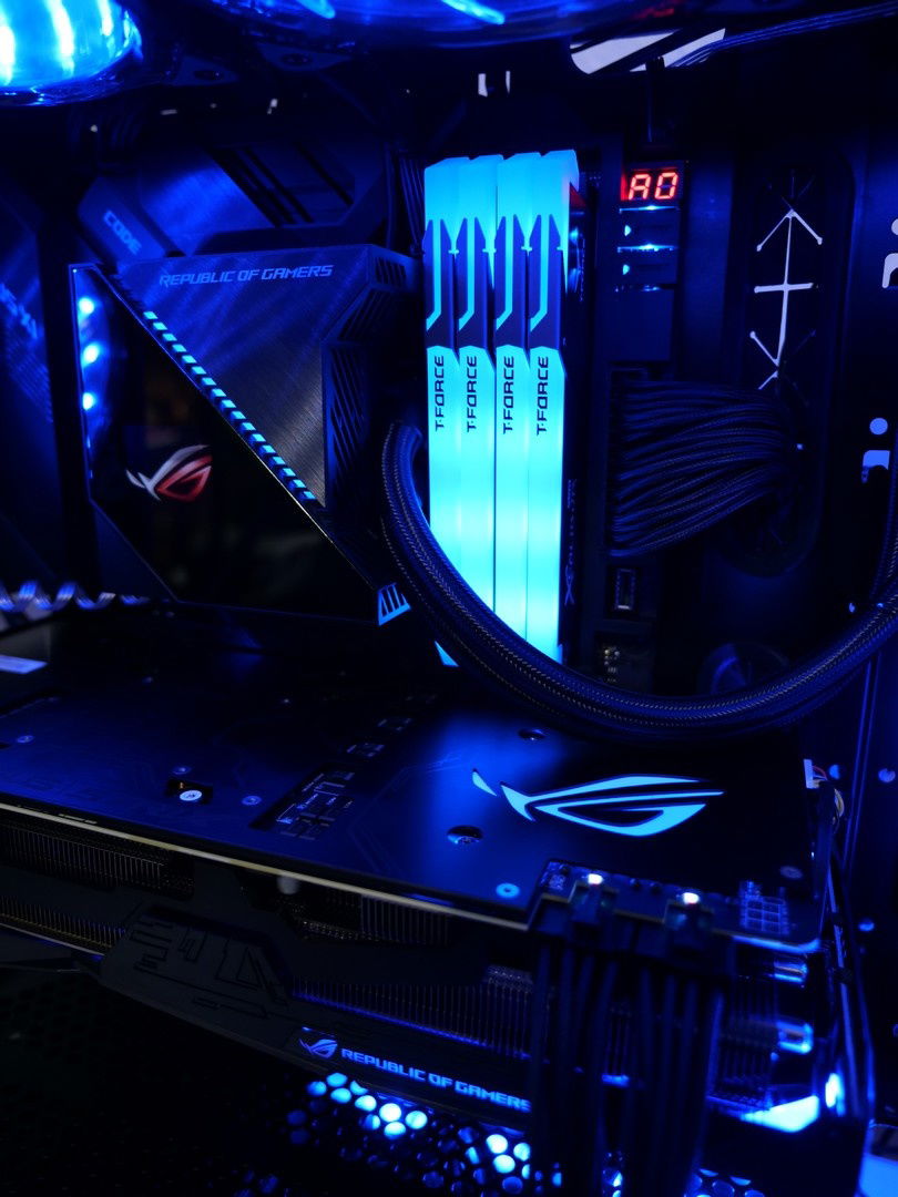 AURA SYNC in blue and Ryujin is customized with color ROG logo