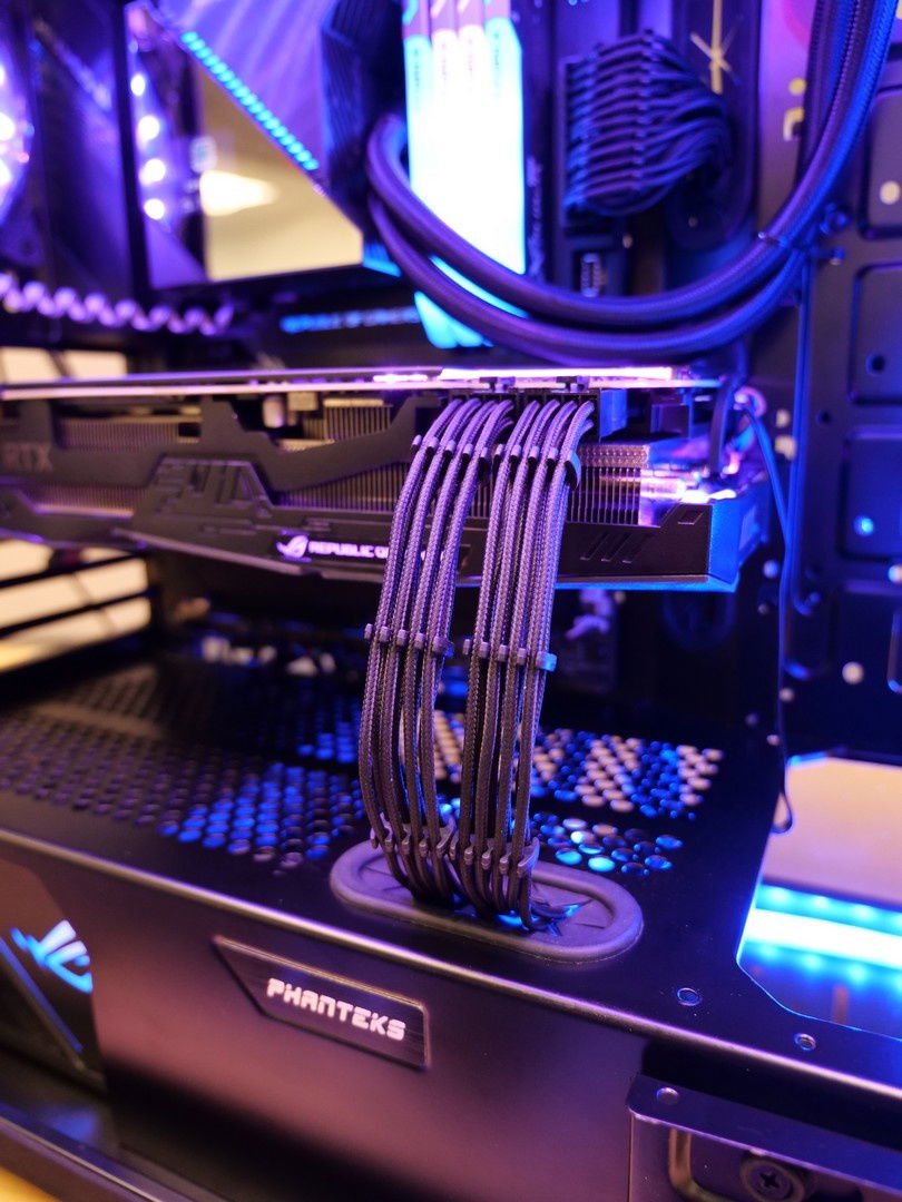 included indivdually sleeved PSU cables come with the Thor PSU along with cable combs.