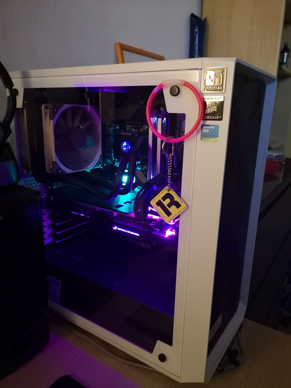 Full, side panel on