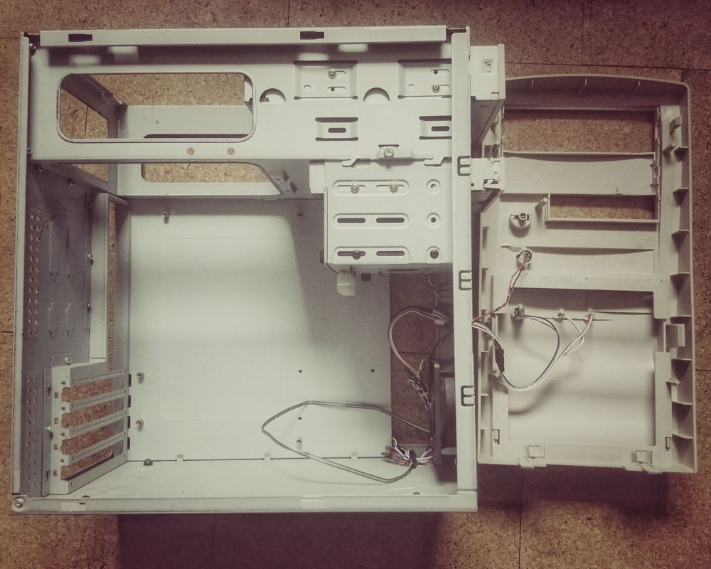 It features enough space for a mATX build with a SFX PSU, 2x3.5", and 2x5.25" drive bays.