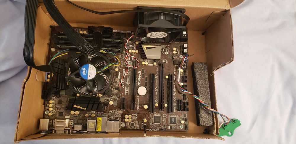 Dumb basic internals, does have standoffs and 2 zip-ties, doesn't move around at all