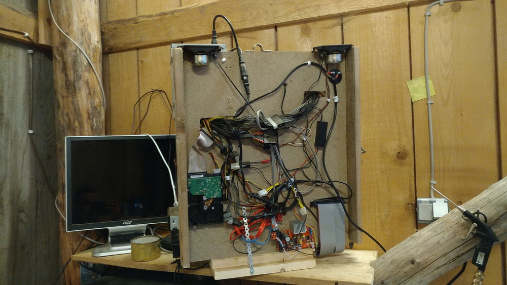 backside.

yes integrated audio because i had all laying arround