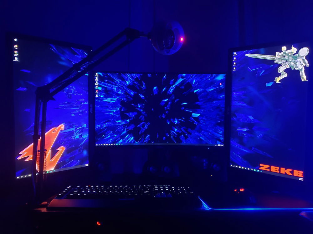 The 3 monitors + microphone