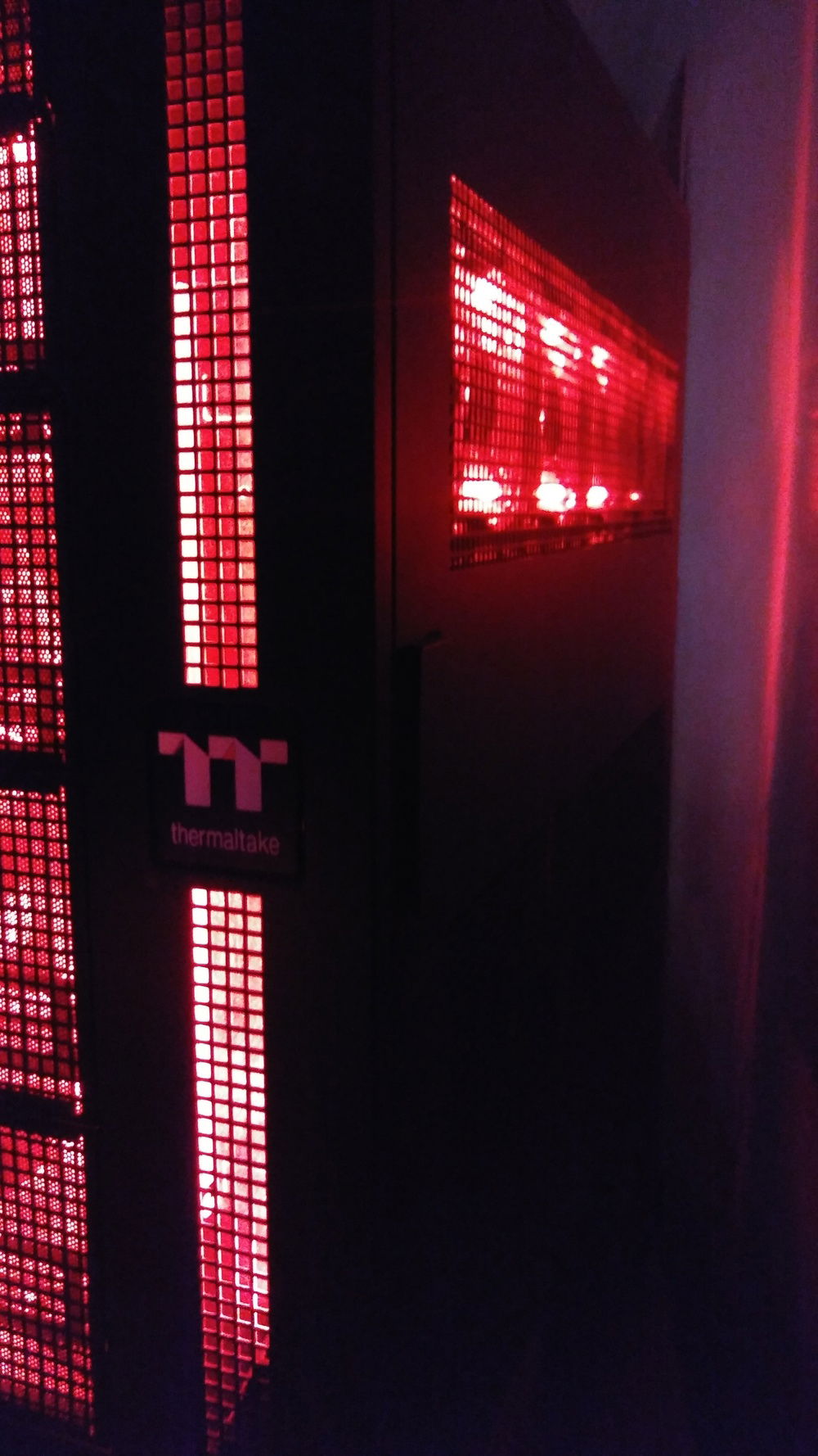 View of the back side and the 4 120mm fans exhausting air