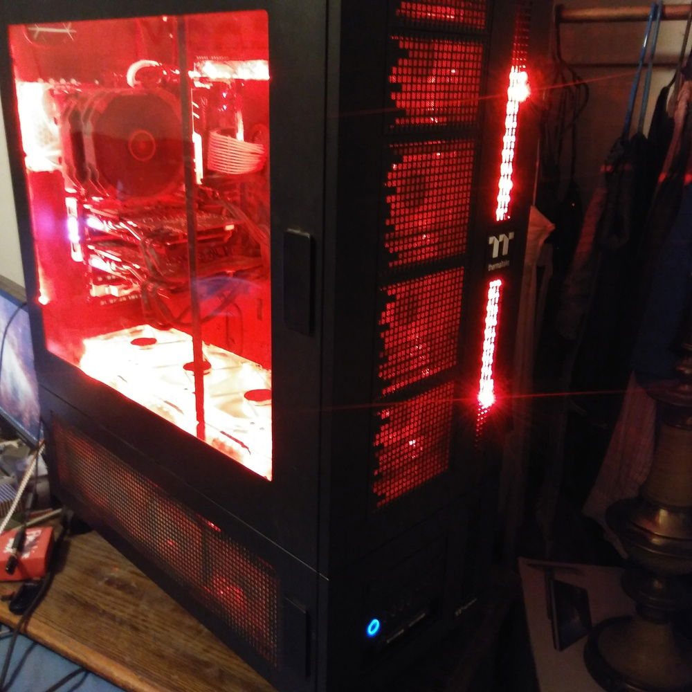 Another front angle view.....this thing is so large, the pics just don't do it justice....it's almost 35 inches tall, from the desk....