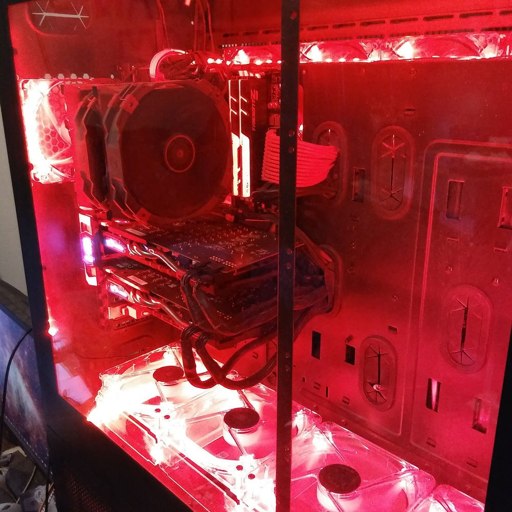 Another view of the internals......it's one of the only cases on the market that I am aware of that can make a Cryorig R1 Ultimate look small lol......that thing is a huge beast at 168mm tall, and look how much room there is still before it would be touching the acrylic window!