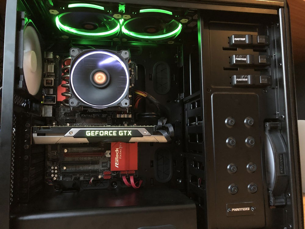 System Running. I replaced the Noctua Fan on the heat sink with a black thermaltake one. The Noctua fan is really nice and quiet, but so damn Ugly.