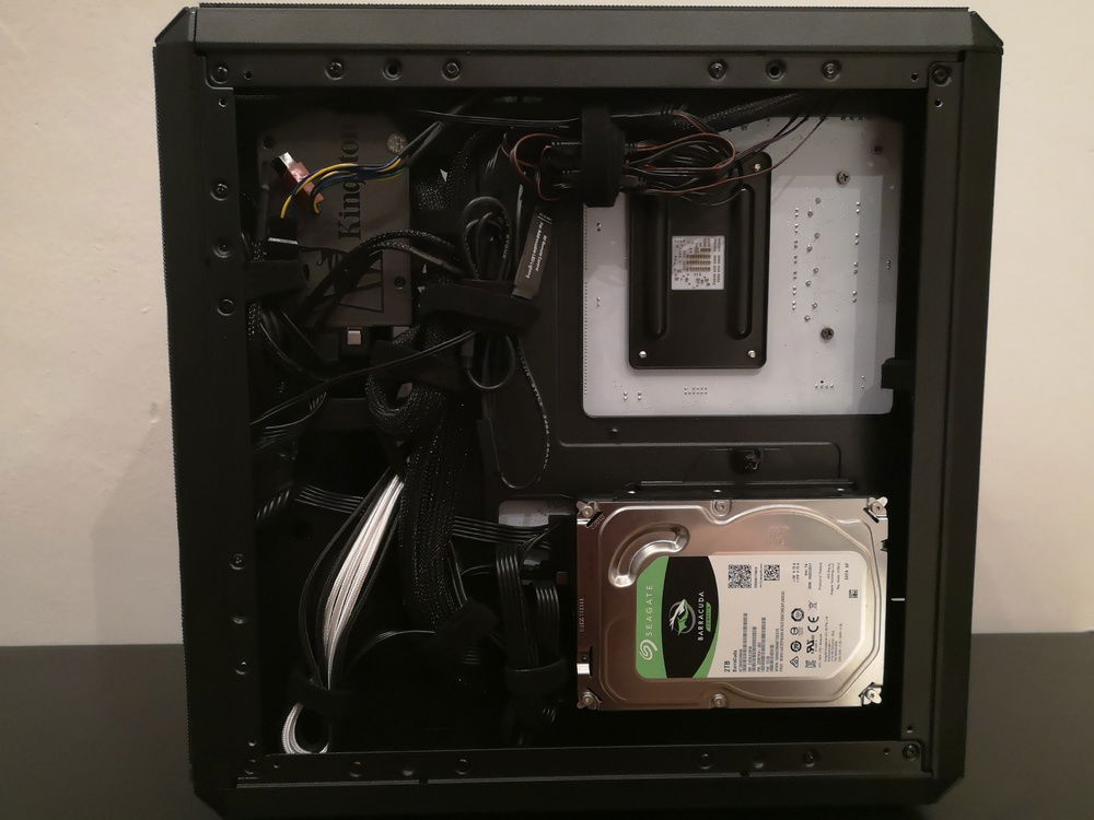 Cablemanagment on the back got a little bit messy