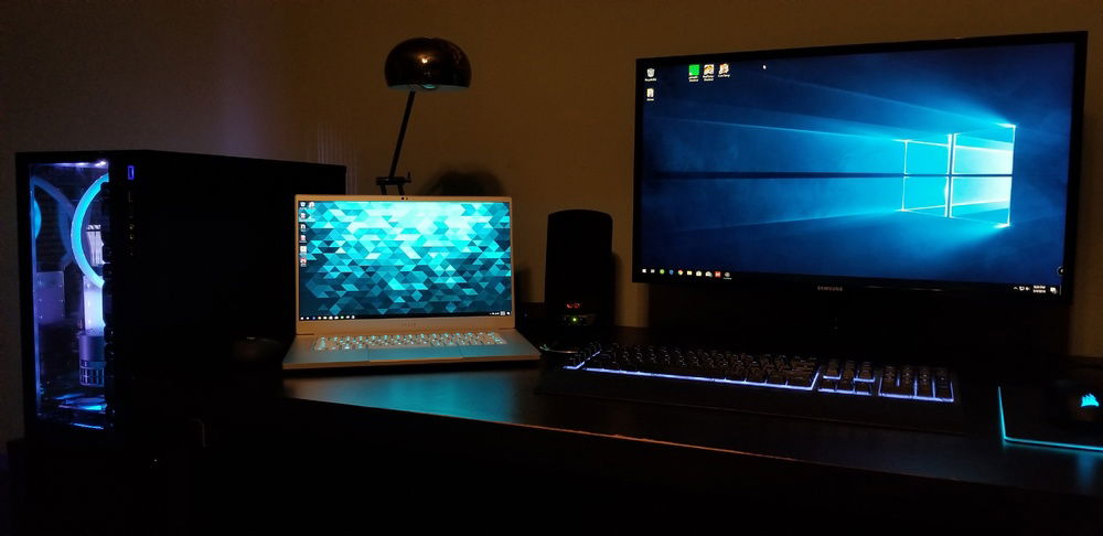 And the grande finale ! The desktop paired with my laptop, of course the blue color theme throughout, because, why not?