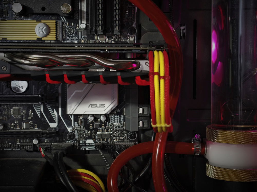 I finally installed the custom graphic power cable, instead of the standard one.