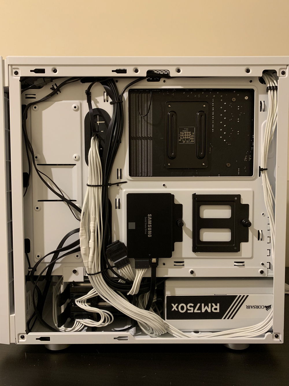 The drive cage position makes cable management in the 275R somewhat of a challenge, but managed to fit everything in.