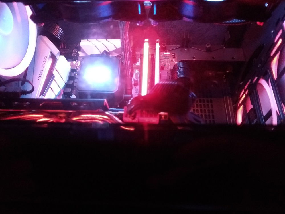 The LEDs on the ram and motherboard cycle between orange and red