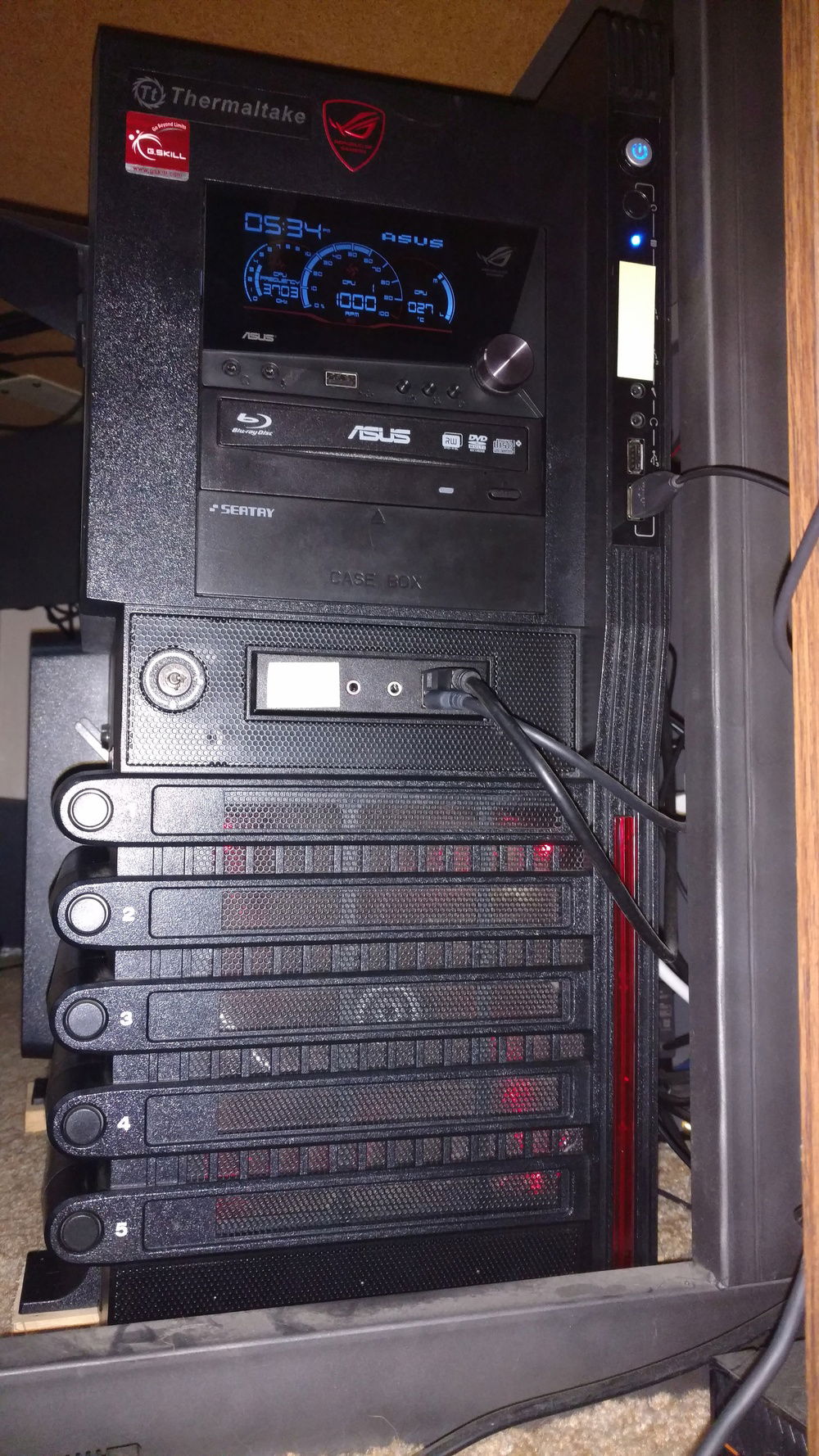 Front panel with flash, so you can see everything better. Sticky notes block unplugged USB because I did not plan enough, so I'm down 2xUSB2 and 2xUSB3