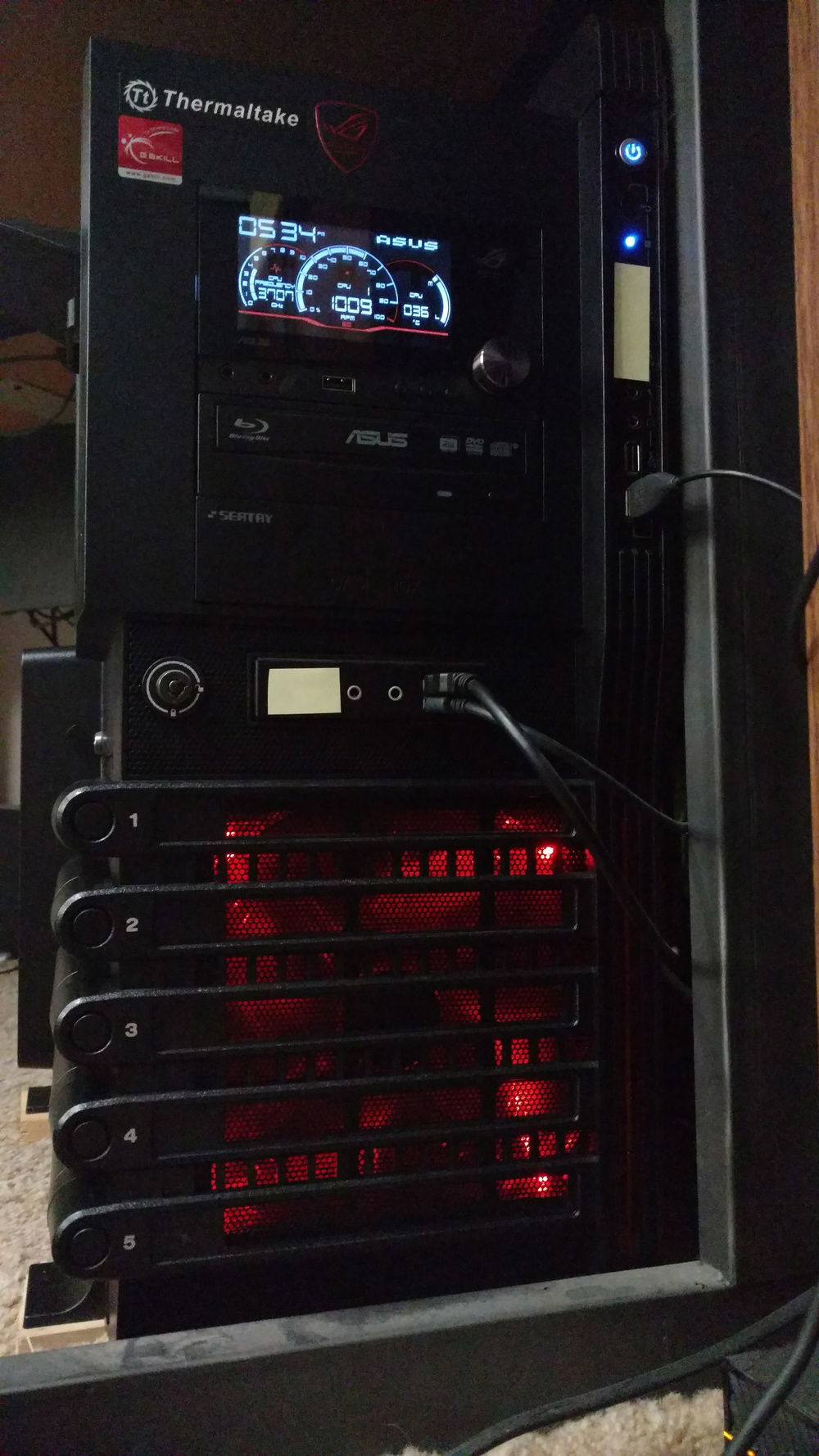 Front panel glowing, I really like the stat panel on it.