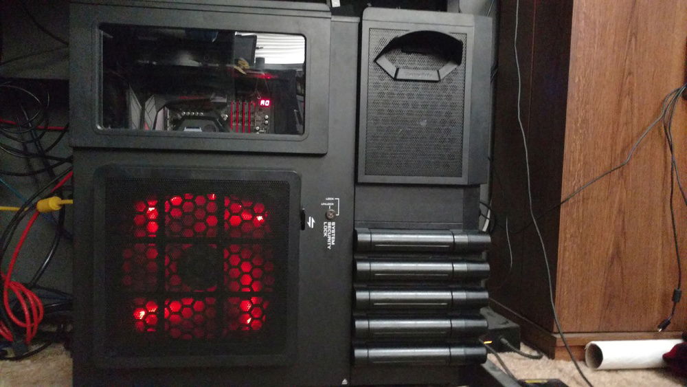 Case closed, freshly dusted and looking as new as can be. It's a massive beast of a case that I'd wanted forever... then I saw the Tower 900 and immediately regretted this.