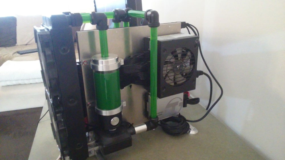 The backside of the chassis.
Psu reservior and SSD