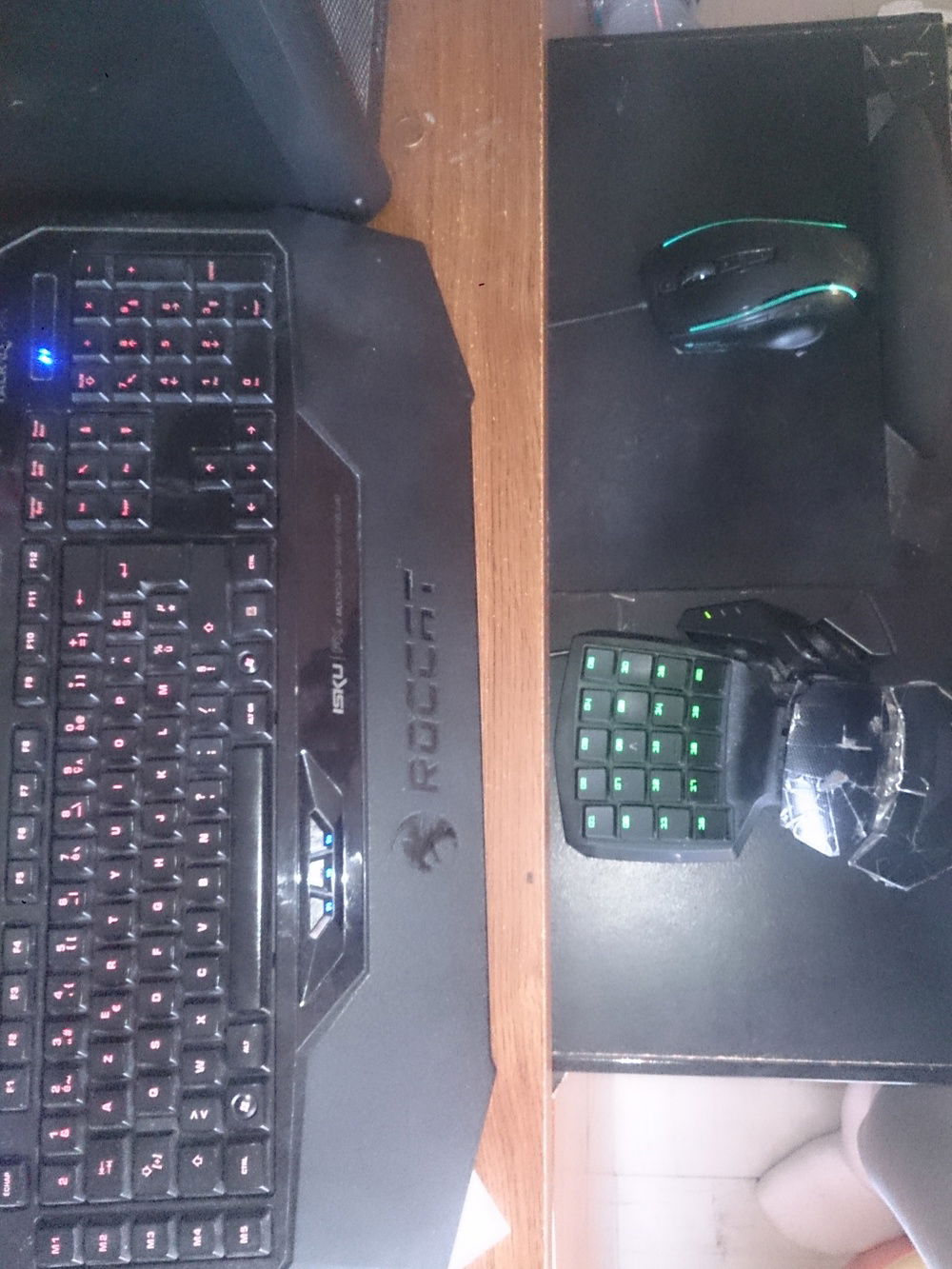 this is my 2 keybords with the mouse =)