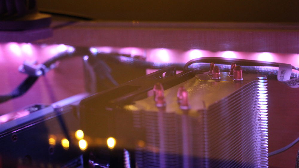 Cooler Master Hyper 212 EVO under purple/pink lighting