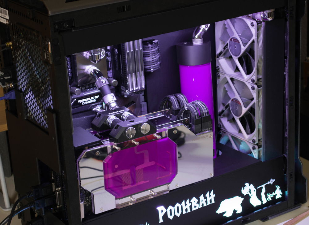 The cover over the old PCI slots is temporary untill i get sheet metal or alternative material.
With white lightning as i prefer it.