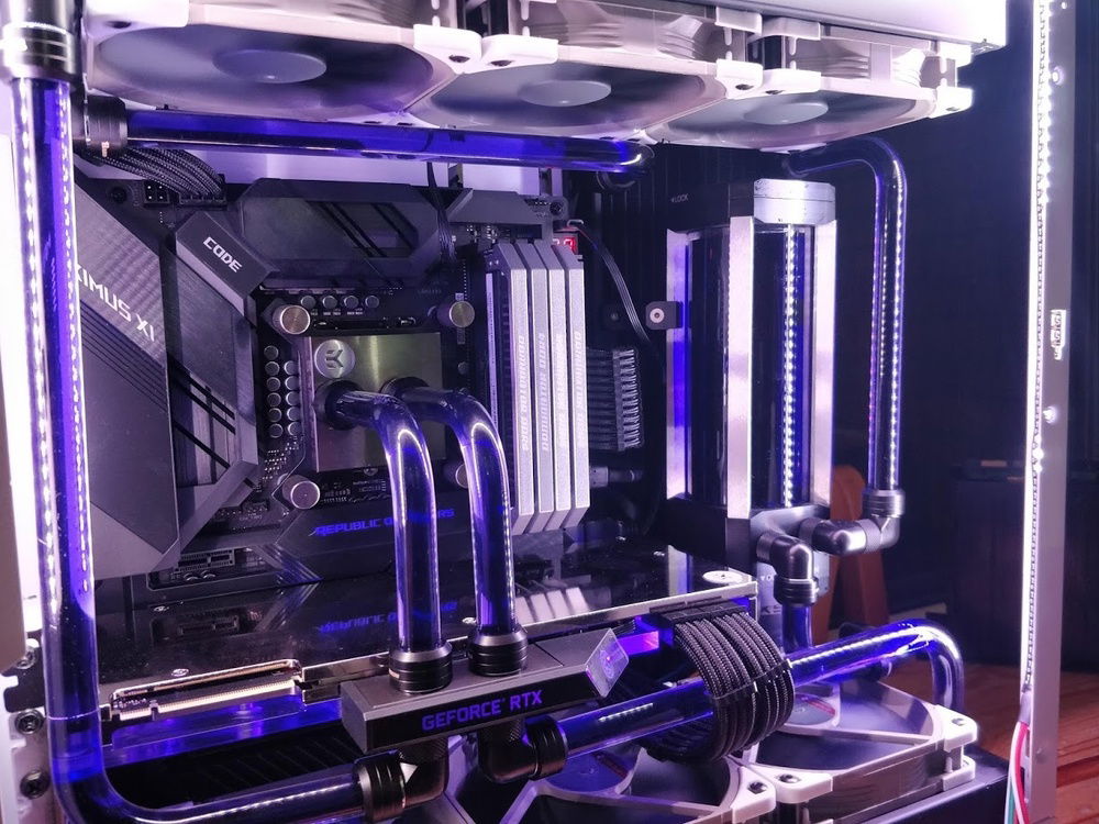 Main build pic, taken right after taking off leak test and before I realised one of the RAM heatspreaders was upside down.