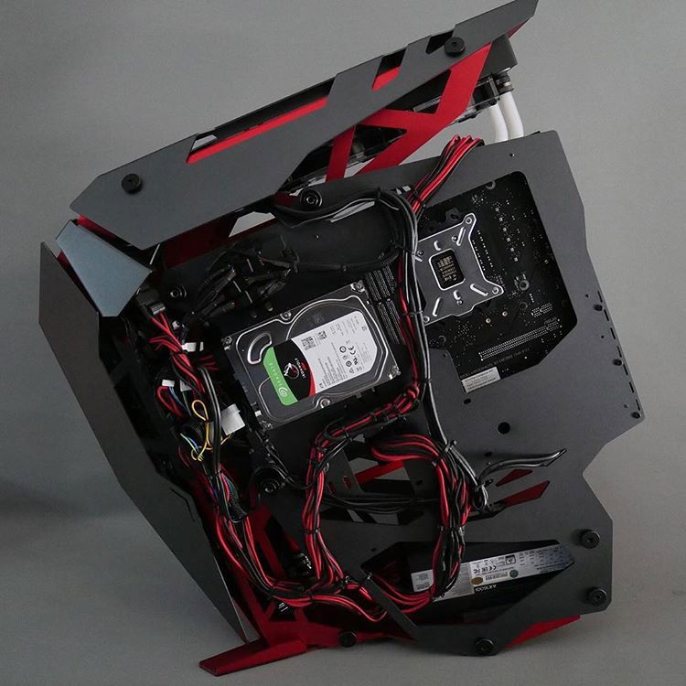 Cable management done the right way! Any of you know how difficult is to hide all the cables, especially with RGB system!