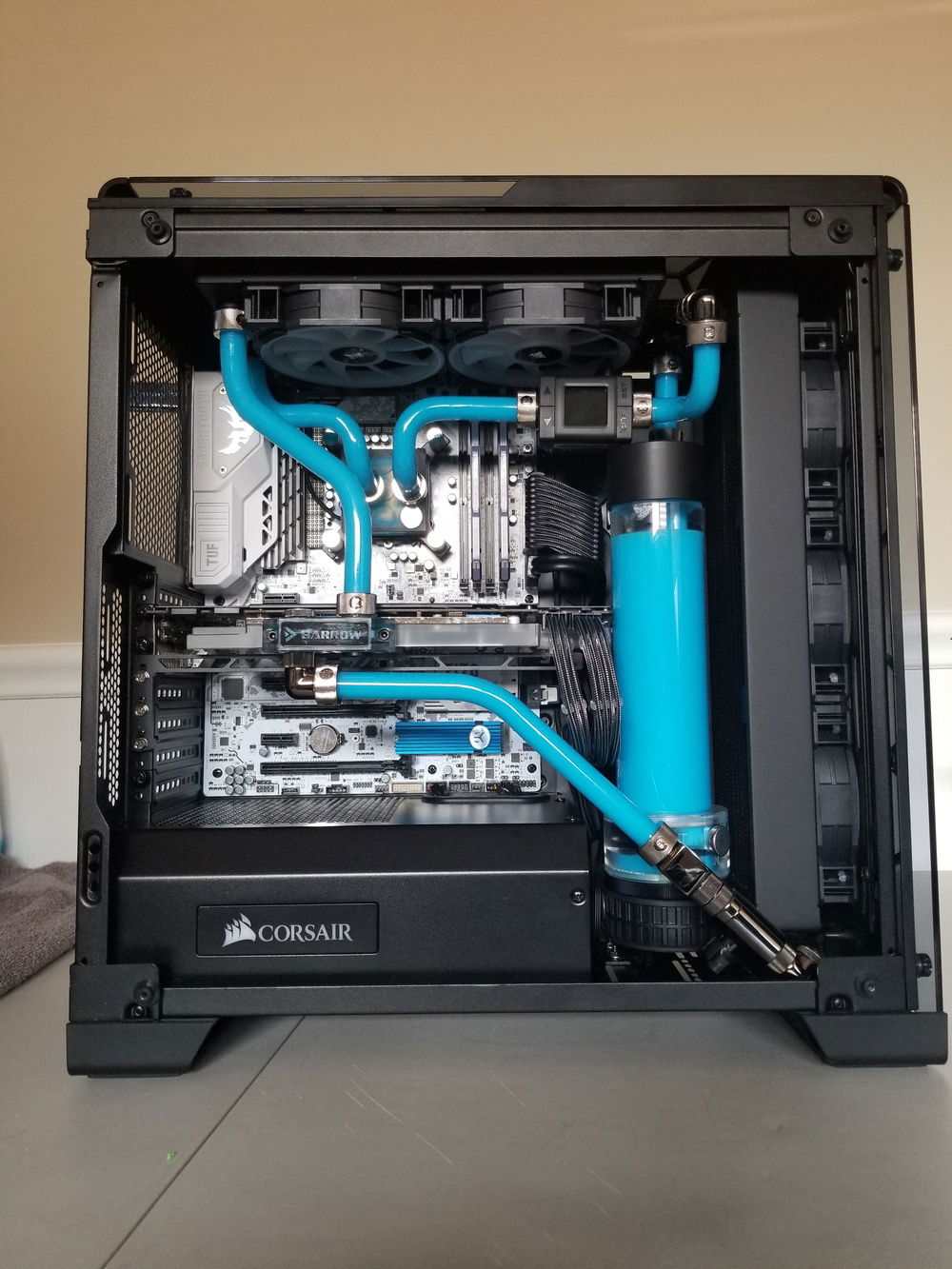 I hand bent everything using EKs 16mm OD tubing. I tried to have similarities in most of my bends. Pump-gpu/gpu-top rad and top rad-cpu/cpu-Thermaltake sensor both share similar bends.