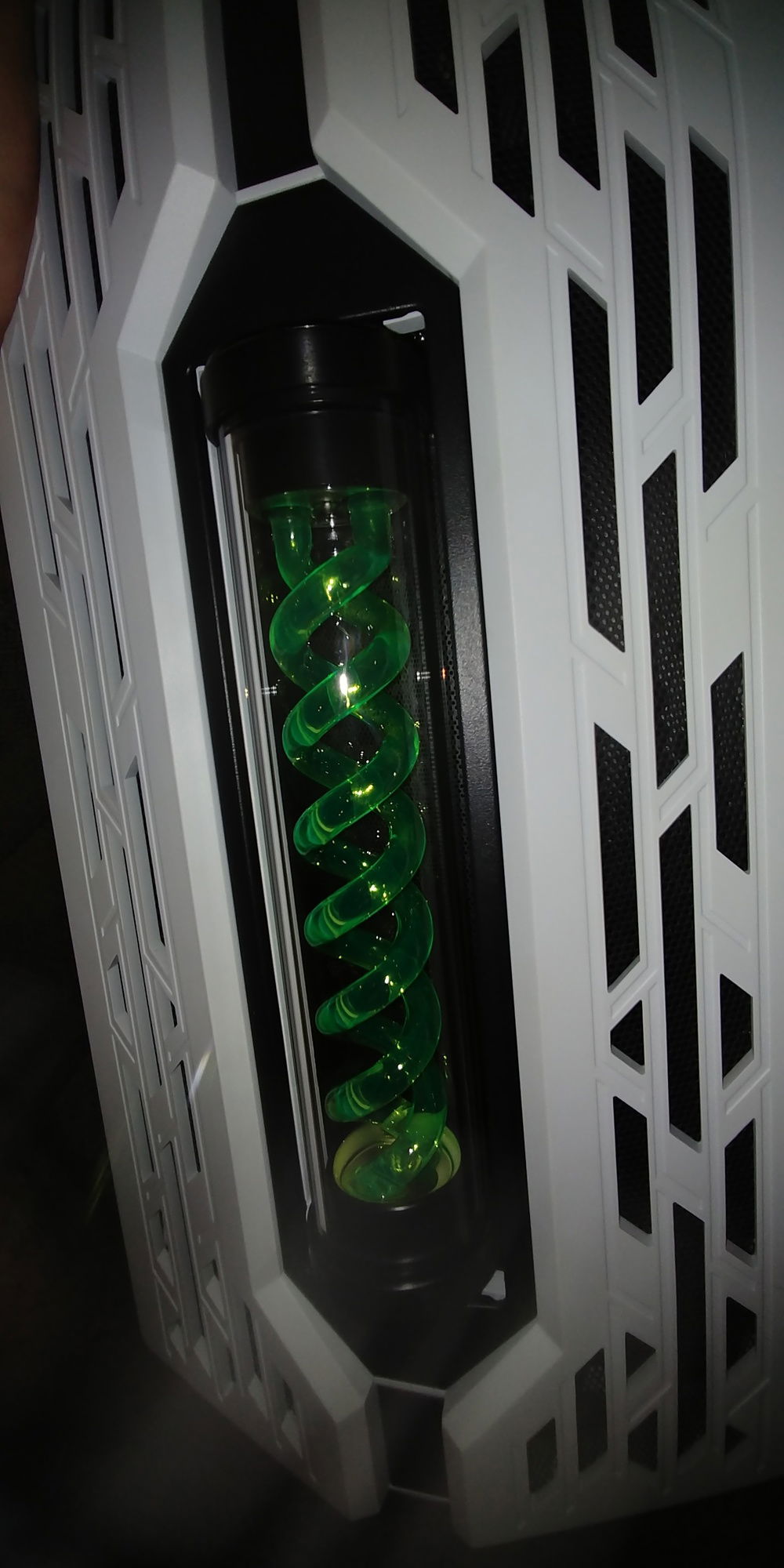 Manufactures miss build.this case doesnt come in a white and green combo. It was ment to be though because I wanted it in white and green. But was going to settle with white and blue which is what its supposed to be. When i opened it and found it with green fluid it was just what i wanted.