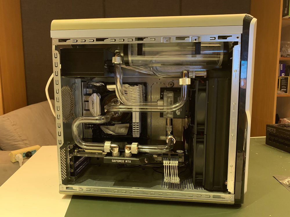 A Hardwarelabs BlackIce GTR 240 rad was used.