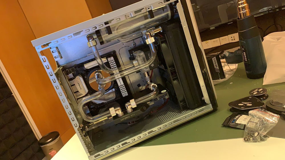 It had an actual working PC in there, with a i7-8086K and a RTX 2080 FE on water.