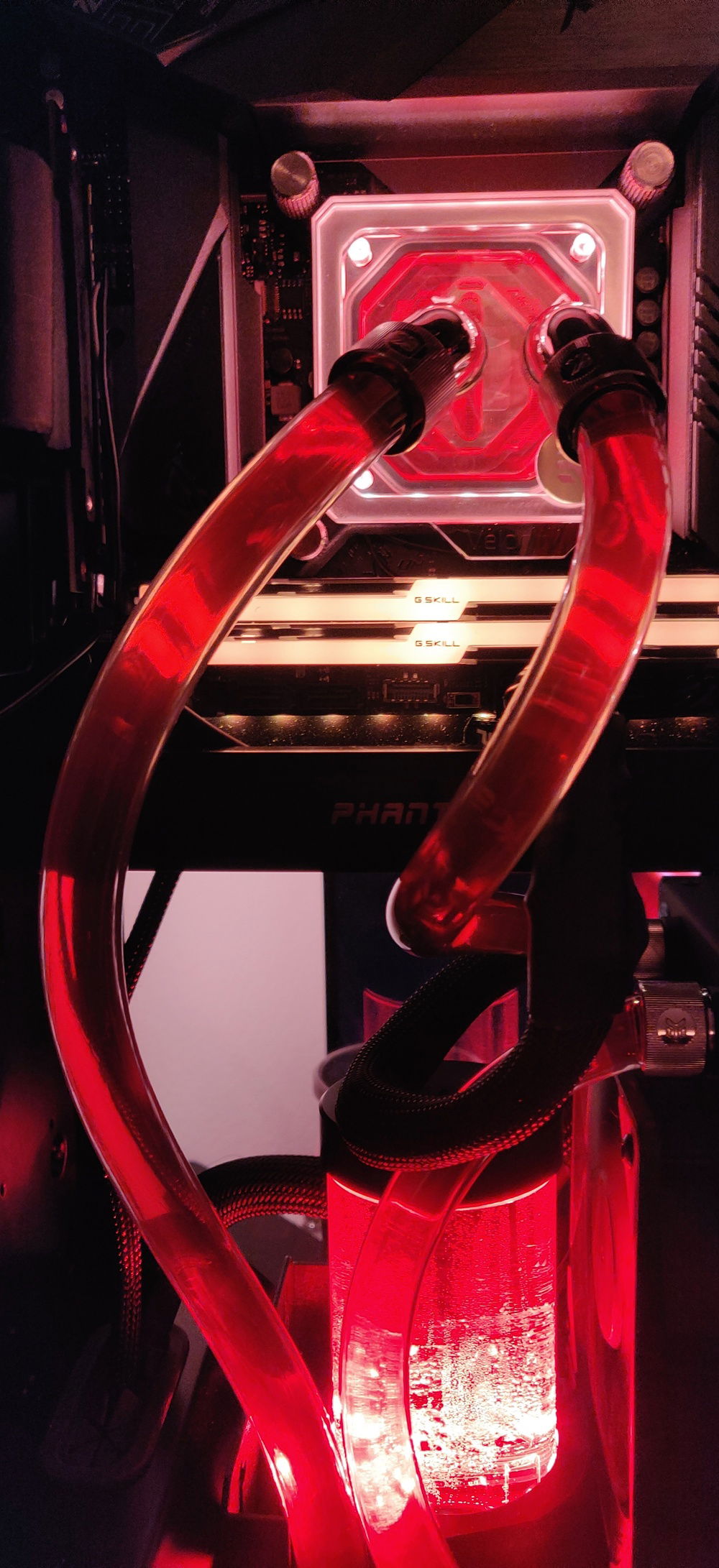 The run from the right of the CPU to the back of the radiator has quite a lot of strain on it, but it seems to work until now...