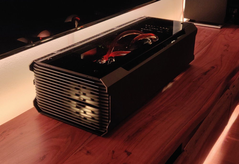 Even though this case is really hard to work with, it certainly has some uniqueness to it which makes it quite ideal for this use case and positioning below the TV. Apart from that I think it looks nice and is build from nice materials as well.