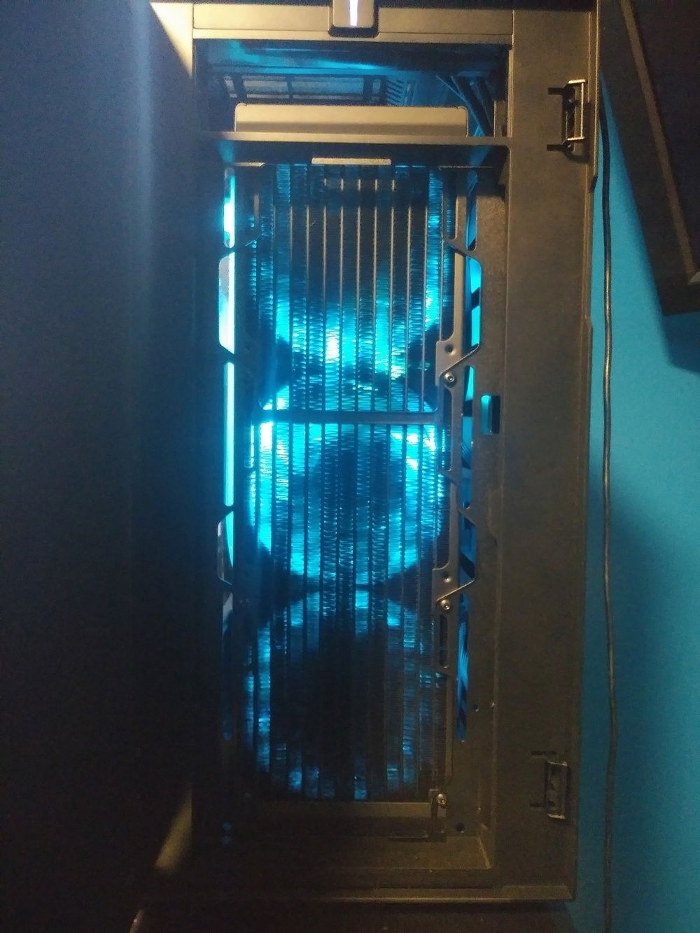 Cool view through the front rad without the dust filter in place.