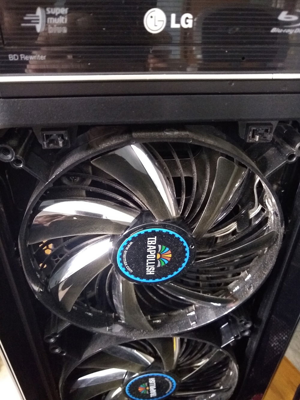 2) 180mm enermax blue fans discontinued it's time for a cleaning starting to get dusty