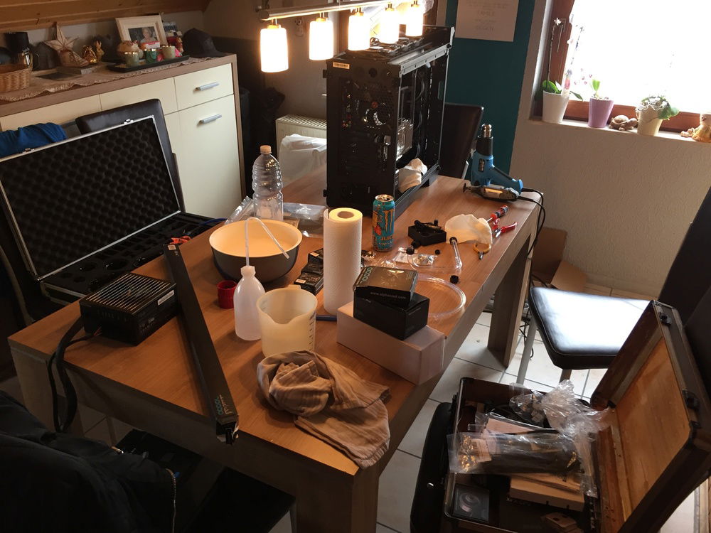 This is me blocking the table. Luckily, I finished on the same day or my girlfriend would have killed me ^^