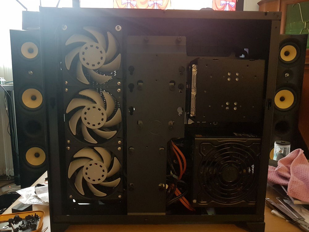 Thank you, Lian Li, for this lovely cable cover!