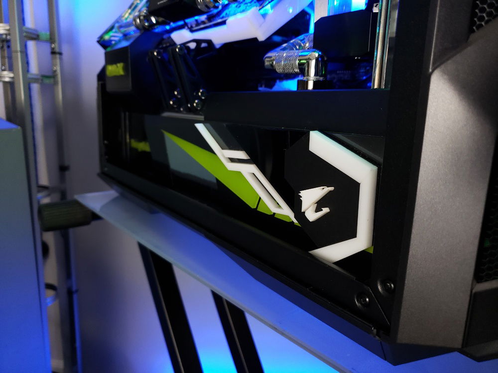 This shroud was designed to carry over design cues found throughout Aorus's hardware