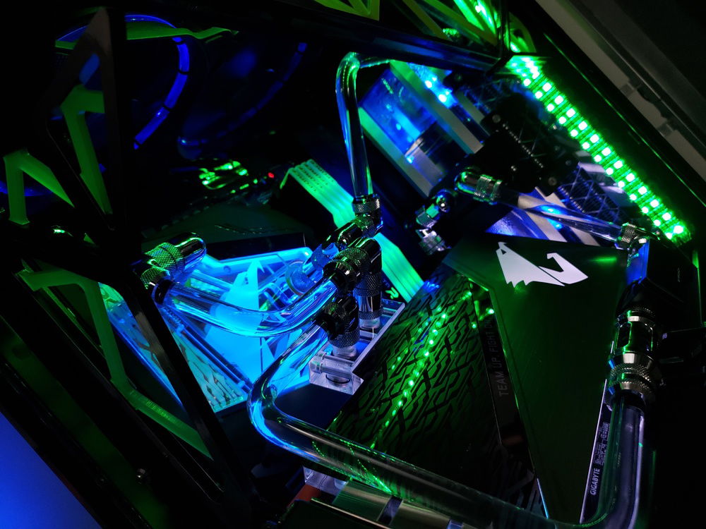 I custom bent the hardline tubing so it would all match the angled GPU