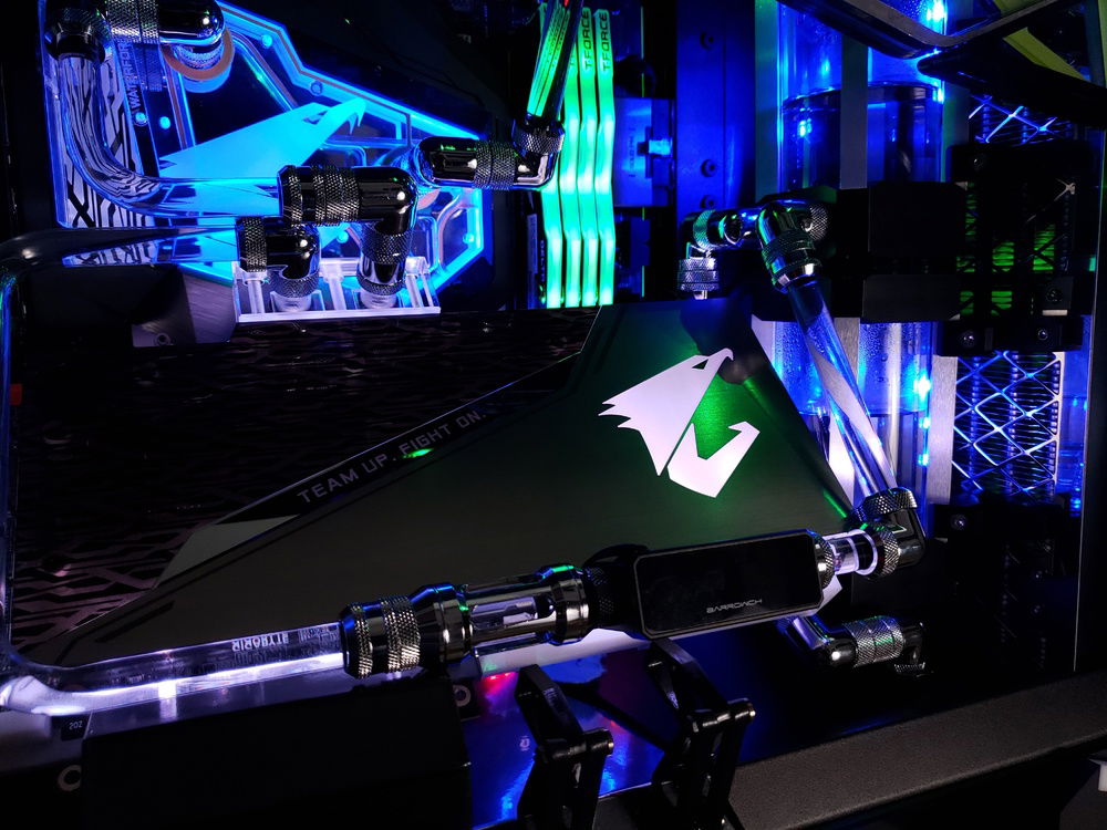 2 custom struts support the Aorus RTX2080 Xtreme Waterforce GPU