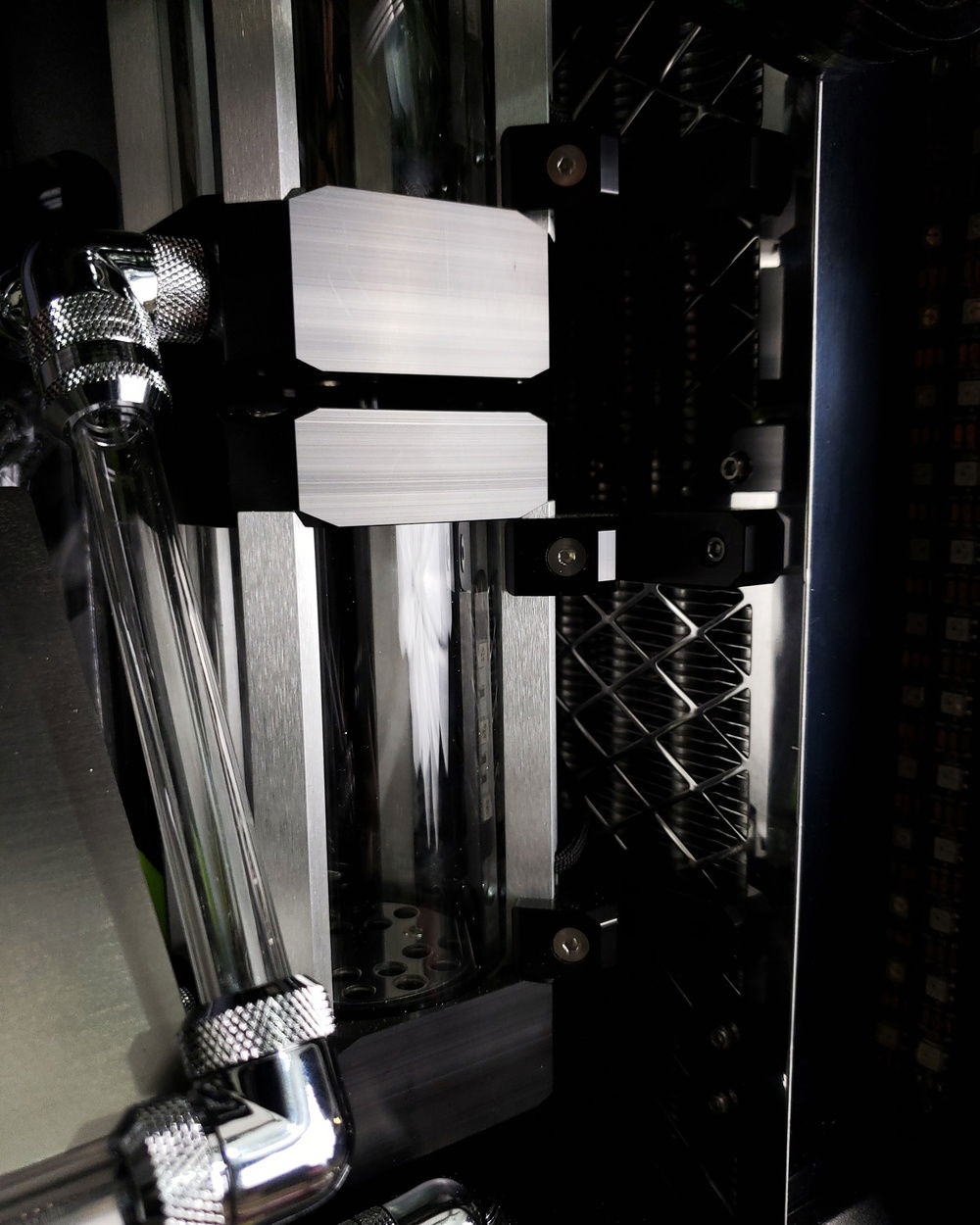 Instead of running 1 single reservoir I connected 2 Watercool Reservoirs to give it an original look.