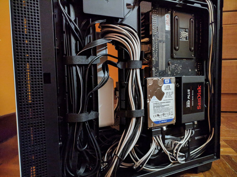 3rd attempt at cable managing this rig, Corsair psu cable isn't that good :(