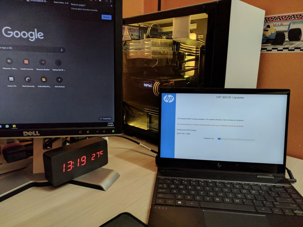 More space with this configuration (enough to put my laptop comfortably)